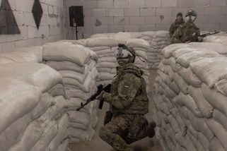 Fotky: Výkřiky, sténání, řev. Tak se ukrajinští branci zocelují před bojem - Seznam Zprávy