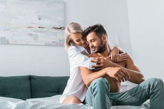 5 sexuálních poloh, které vás zbaví stresu. Kterou si naordinujete dnes večer? - Proženy.cz