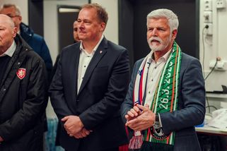 Čechům po postupu gratuloval v kabině i Pavel. Fanoušci se kvůli tomu pohádali | TN.cz