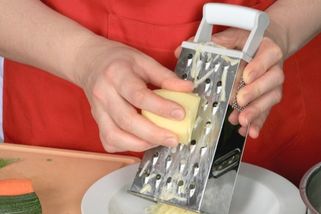 Proč vyhazovat tupé nože, když je naostří kousek alobalu? Trik, který funguje opravdu dobře