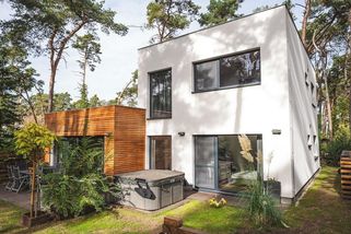 Postavili si rodinný dům v lese u jezera. Stavební povolení měli coby dup