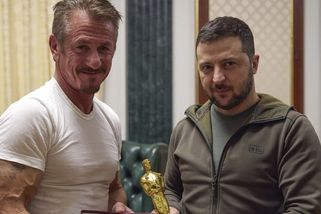 Sean Penn ignoroval Oscary. Na Ukrajině si převzal sošku z vojenského vraku