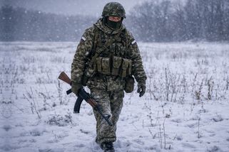 Video: ruský vlk samotář zdolával zasněžené pole u Pokrovsku. Když zahlédl Ukrajince, naposledy si zapálil a prostřelil si hlavu