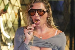 Kesha šla na pláž jen v kalhotkách a podprdě, ze které jí vylézala ňadra!