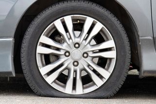 Aktivisté vypustili pneumatiky majitelům SUV. Jděte pěšky, vzkázali - Seznam Zprávy