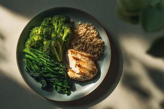 Proč vás po obědě honí mlsná? Vědecky ověřený trik sráží hladinu cukru a tlumí chuť na sladké - Médium.cz