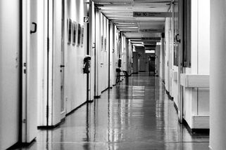 Matka v kómatu porodila dítě: Tvrdý dopad zákonů o potratech v USA - Médium.cz