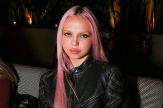 Slovenská zpěvačka Adéla natočila hodně odvážný klip. Píše se o ní kvůli tomu i v zahraničí!