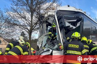Drama v Dobrošovicích: Řidič autobusu zkolaboval za volantem a srovnal se zemí kapličku
