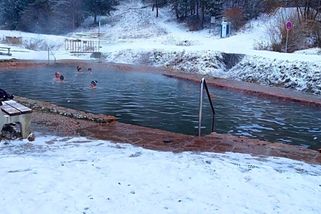 Přírodní termály se nachází nedaleko českých hranic. Léčivá voda má 33 °C a vstup je celoročně zdarma