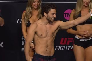 Shem Rock se znovu ukázal. Na vážení zákeřně strčil soupeře, pak se mu vysmál