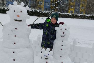 Desetiletý Tomáš postavil v Tachově rodinu sněhuláků. Potěšil stovky lidí - Novinky