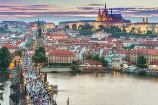 Prahu loni navštívilo přes 8 milionu lidí. Atraktivita města roste, láká také zájemce o investiční bydlení