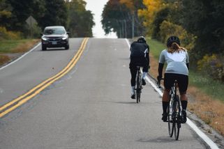 Bez povinného odstupu 1,5 metru při předjíždění cyklistů a za volant od 17 let. Novela je ve Sněmovně - Novinky