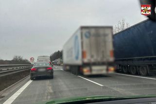 Turecký kamioňák jel po D1 záchranářskou uličkou. Borec se ještě ušklíbá, volal svědek na tísňovou linku - Novinky