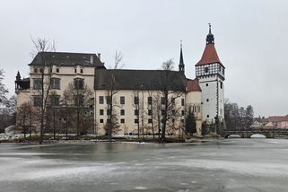 Zámek v Blatné a Rožmitále pod Třemšínem mají mnoho společného. Víte co všechno je spojuje? - Médium.cz