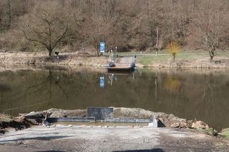 Fandové unikátního přívozu přes Berounku ostrouhali. Zvítězila lávka - Novinky