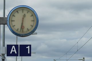 Poslední změna času? Máme o hodinu kratší noc, možná ale už úplně naposled. Evropská unie chce střídání zrušit, má to ale háček