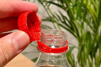 Štvou vás přidělaná víčka na PETkách? Díky tomuto triku ze sociálních sítí už nebudou