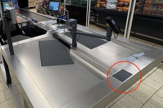 Nenápadná podložka u pokladny. Většina lidí netuší, k čemu slouží. Zákazníci si z ní udělali místo na mobil i klíče