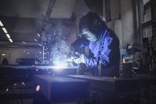 Rekvalifikace na tatéra či svářeče? Stát ji za určitých podmínek proplatí i lidem, kteří mají práci - Novinky