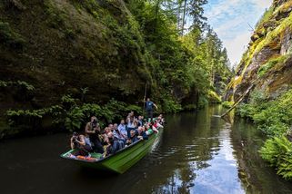 Otevřená Edmundova soutěska v Českém Švýcarsku přilákala o prázdninách tisíce lidí - Novinky