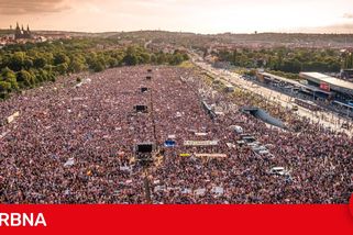 Na demonstraci na Letné se chystají tisíce lidí, vozit je bude speciální tramvaj