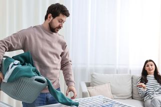 Když muž táhne celou domácnost a žena si pořád jen stěžuje: Co radí vztahový kouč?