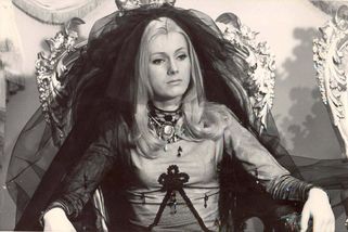 Šíleně smutná princezna: Infarkt během natáčení, skrytý záběr s mrtvým hercem a vystřižená skladba