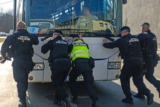 Plzeňští strážníci se zapotili, tlačili po městě porouchaný autobus - Novinky