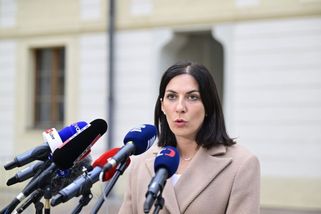 Voda na mlýn autoritářským režimům. Pekarová a Vys...