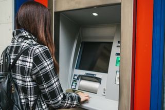 Šmejdi mají nový způsob jak obrat lidi o peníze. Z bankomatu vyberou i bez karty