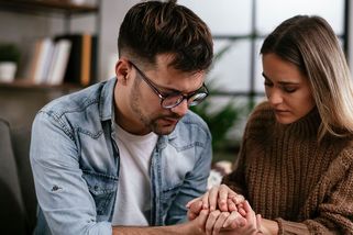 Zachraňuji, pomáhám, pečuju... a nakonec zůstanu sama. Proč některé ženy přitahují muži, kteří potřebují „opravit“?