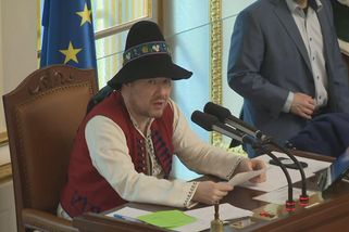 Politická fraška. Okamura se pasoval do role vrchn...