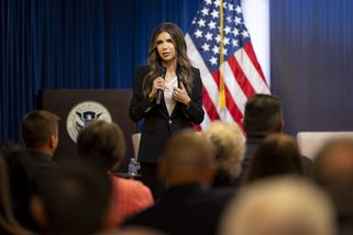 Teokracie se nevrací naráz, ale v drobných omluvách násilí