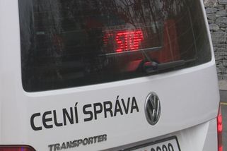 Muž měl v autě milion v bankovkách. Celníci mu je zabavili, hrozí mu obří pokuta