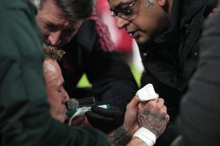 Horor. Hvězda si v Lize mistrů zlomila ruku, další hráč byl odnášen s kyslíkovou maskou na obličeji - Sport.cz