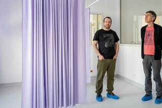 Kdo jiný, než Děděk, by to měl udělat. Miliardář otevřel ortopedickou kliniku