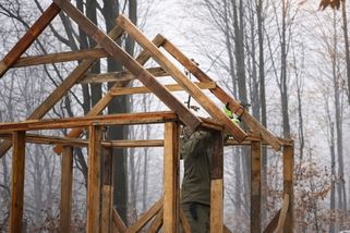 Dům si postavil z materiálu, který sehnal zdarma. Nepotřeboval úspory ani hypotéku