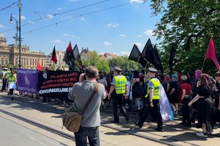 „Vyděsme fašisty.“ Anarchisté vyrazili na pochod Prahou - Novinky
