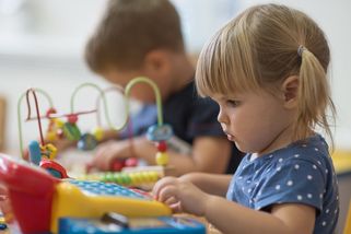 „Jde o blaho dětí.“ Část poslanců chce zkomplikovat život pracujícím matkám - Seznam Zprávy