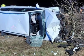 Bouračku u Pardubic nahlásil mobil. Opilý mladík bez řidičáku se dostal ven sám, spolujezdkyni vyprošťovali - Novinky