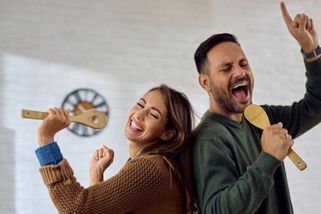 Kvíz: Ikonické české hity, které nikdy nezestárnou. Dokážete si přesně vybavit jejich texty?