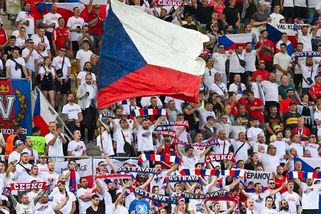 Češi vytvořili elektrizující atmosféru: vypadl proud. Sklidili chválu i urazili Fica - Sport.cz