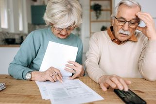 Důchod mi přišel na účet a já se musel jít vyzvracet. Tohle není odměna, to je plivnutí do tváře - Médium.cz