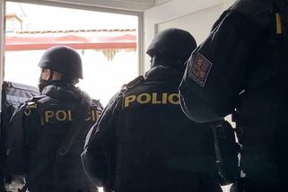 Z postele trčela ruka a koleno, vykázaný násilník se snažil schovat před policií - Novinky