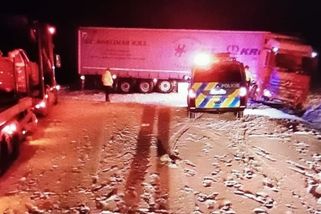 Obrazem: Řidiči po celém Česku nezvládají jízdu ve sněhu - Seznam Zprávy