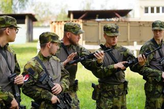 Studenti vymění pohodlí za maskáče. Armáda jim za to zaplatí 40 tisíc - Novinky
