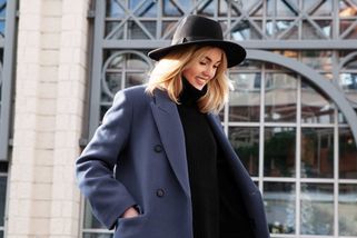 Trendy pokrývky hlavy letošní zimy: Čepici s bambulí nechte ležet ve skříni!