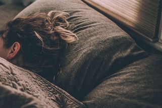 Lidé s vysokou inteligencí podle psychologů hůře usínají - Médium.cz